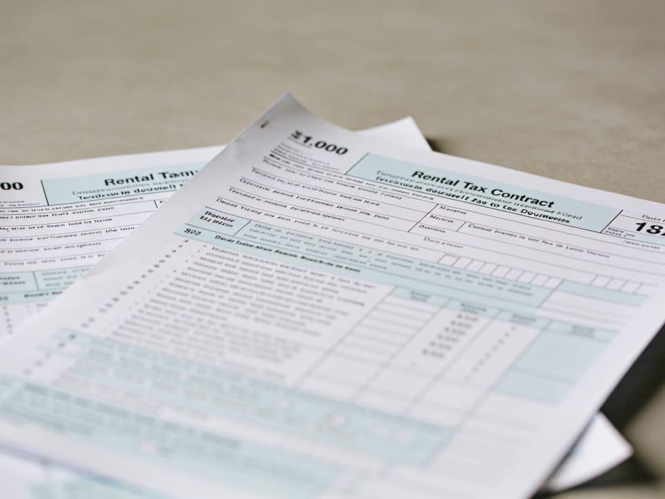 Deux contrats de location avec documents fiscaux posés.