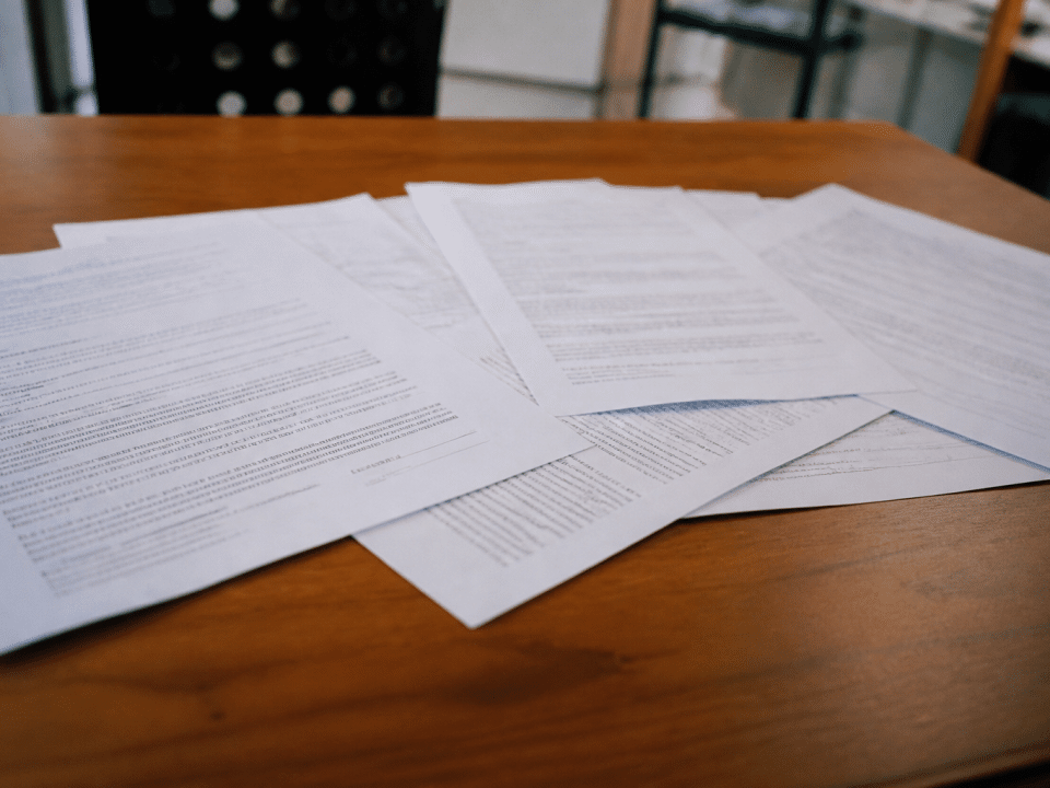 Documents contractuels etales montrant clauses et conditions imprimees.