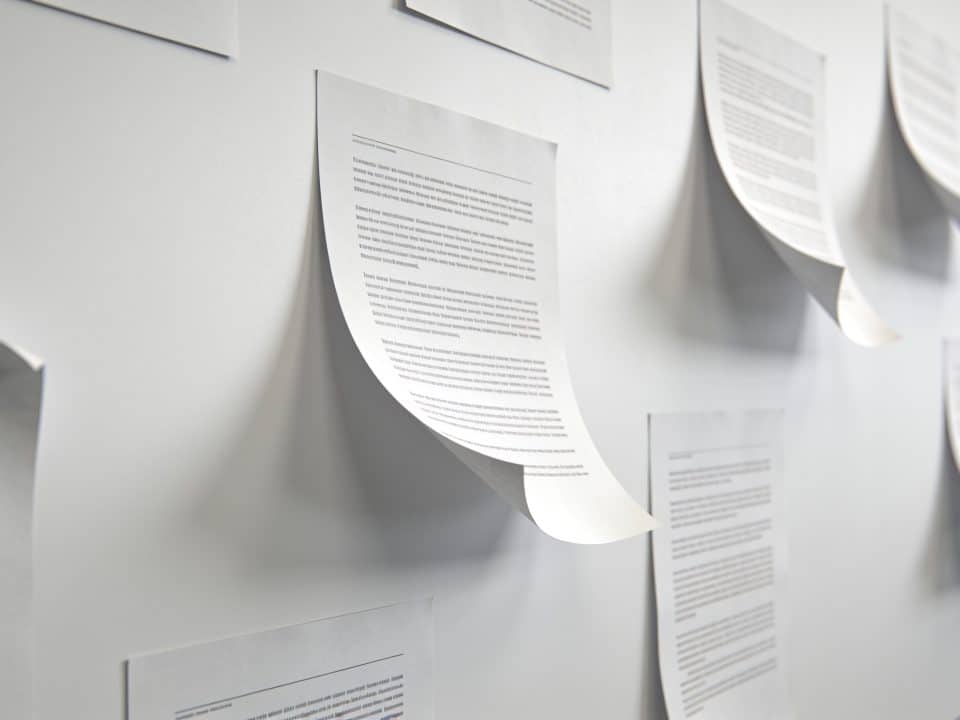 Papiers affichés sur mur blanc intérieur bureau
