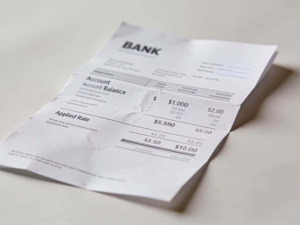 Relevé bancaire affichant solde et taux intérêt appliqué.